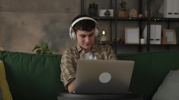 mężczyzna biały mężczyzna w domu oglądać film wideo za pomocą laptop komputer - Materiał filmowy, wideo