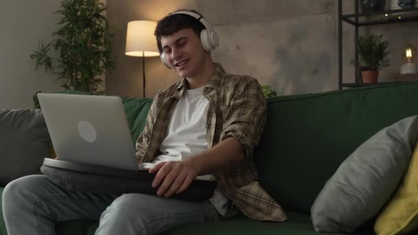 férfi kaukázusi férfi otthon néz film videó használ laptop számítógép - Felvétel, videó