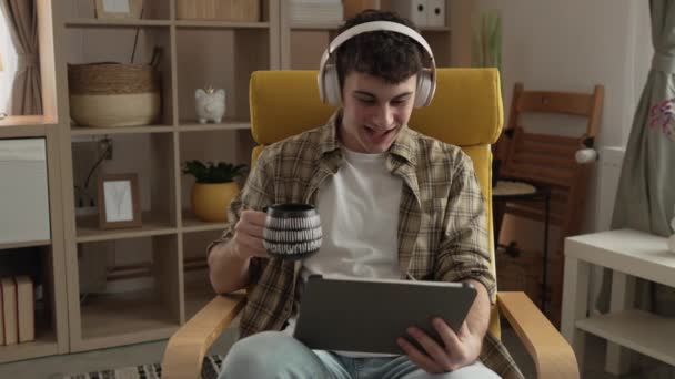homem caucasiano masculino em casa assistir filme de vídeo online use tablet digital - Filmagem, Vídeo