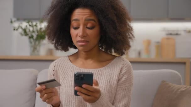 Sıkıntılı Afrikalı Amerikalı kadın alıcı etnik müşteri kız banka kredi kartı cep telefonu siparişi teslimatı hayal kırıklığına uğratılmış bankacılık uygulaması para dengesi - Video, Çekim