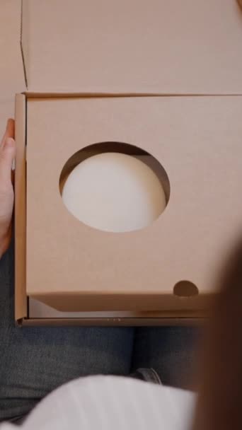 Itsenäinen ammatinharjoittaja nainen yrittäjä pakkaus tuote laatikko tai paketti toimitus - olkapään yli näkymä - Pystysuora FullHD-video - Materiaali, video