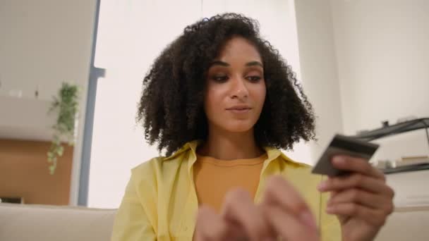 POV des Computerbildschirms Web-Kamera-Ansicht Afroamerikanerin zufrieden Mädchen Dame Verbraucher Eingabe auf Laptop-Tastatur zu Hause geben Sie Kreditkartendaten zahlen im Internet-Shop Online-Zahlung zu Hause - Filmmaterial, Video
