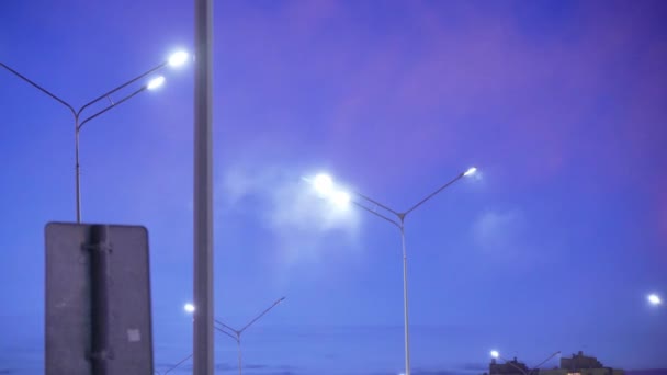Foggy cena noturna em um estacionamento com luzes de rua iluminadas lançando um brilho através da névoa. - Filmagem, Vídeo