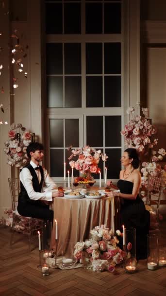 Romantisches Abendessen eines verliebten Paares. Ein Mann und eine Frau essen gemeinsam in einem Restaurant zu Abend. Der Kerl macht dem Mädchen einen Heiratsantrag. Sie sagte ja. Heiratsantrag-Konzept. Vertikales Video - Filmmaterial, Video