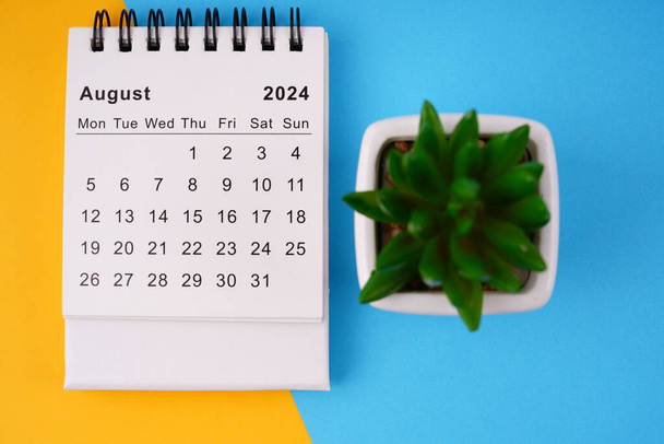 Mese, ora e calendario. Calendario per il mese di agosto 2024. Su sfondo sfocato in stile. - Foto, immagini