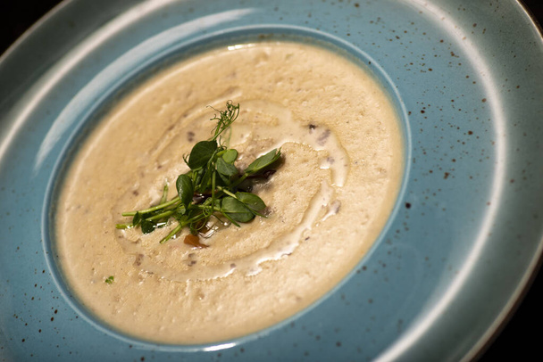 romige romige soep met een soep met een romige champignon en romige soep. - Foto, afbeelding