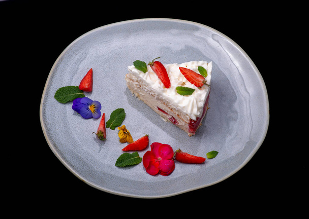 délicieux gâteau aux fraises fraîches - Photo, image