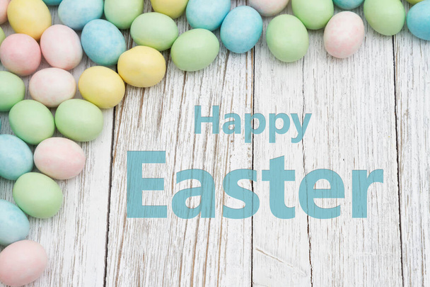  Feliz saludo de Pascua con pálido huevo de Pascua sobre madera envejecida blanca - Foto, Imagen