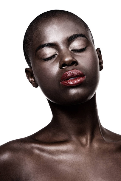 Afrikanisch, Gesicht und Schönheit aus Hautpflege oder Make-up im Studio auf weißem Hintergrund mit Glanz auf der Haut. Ruhige, Modell und Lippenstift aus Kosmetik und schwarze Frau entspannen mit Dermatologie in Attrappe Raum. - Foto, Bild