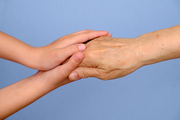 Stará žena a holčička ruce drží pohromadě - Fotografie, Obrázek