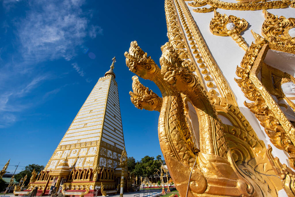 タイ,ウボンラチャタニ - 11月 24, 2023: ウボンラチャタニとタイのウボンラチャタニ州の市内中心部にノン・ボン・ブア寺院のスリ・マハ・フェ・チェディ. - 写真・画像