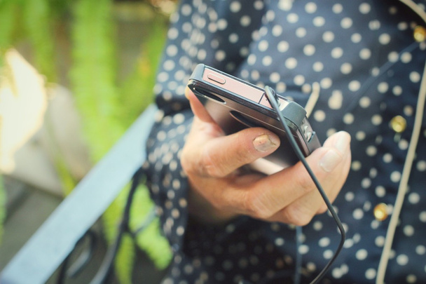 Senior escuchando música en auriculares con teléfono inteligente
 - Foto, Imagen