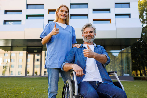 Apoyo y Éxito: Aprobación de la Muestra de Enfermera y Paciente Discapacitado - Foto, Imagen