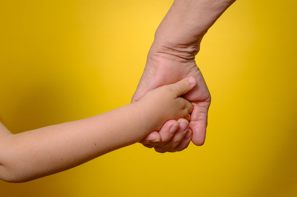 Γιαγιά και εγγονός, κρατώντας τα χέρια - Φωτογραφία, εικόνα