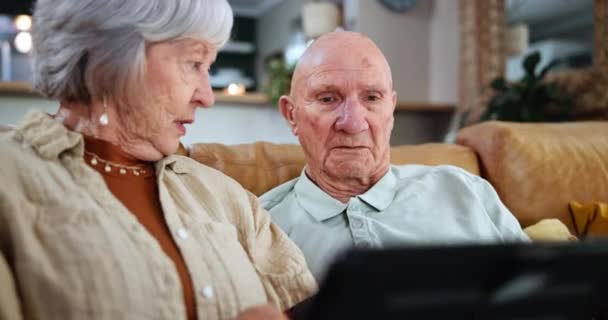 Пожилые люди, пара и планшет в доме для технологического обучения в пенсии для онлайн-сети, вопросы или сообщение. Мужчина, женщина и обсуждение на диване для обучения веб-коммуникации, объяснить или помочь. - Кадры, видео
