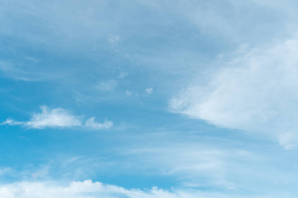 Prachtige blauwe lucht met vreemde vorm van wolken in de ochtend of avond wordt gebruikt als natuurlijke achtergrond textuur in decoratieve kunst werk - Foto, afbeelding