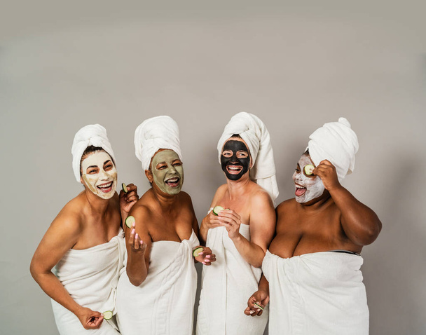 Mujeres multirraciales felices con diferentes edades y tamaño corporal que tienen el cuidado de la piel día de spa - Gente bienestar y concepto de autocuidado - Foto, imagen