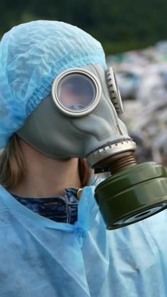 Zvláštní žena, která si obléká osobní ochranné prostředky, včetně plynové masky a elektrického modrého klobouku, vystupuje na vědecké akci se zvukovým zařízením, které jí zlepšuje sluch - Záběry, video