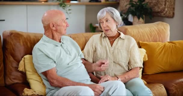 Casal de idosos, sofá e conversando na sala de estar para conversação, vínculo e discussão pela manhã. Relaxe, comunicação e idosos em casa com a fala, aposentadoria e planejamento social. - Filmagem, Vídeo