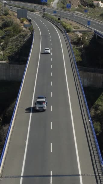 Samochody poruszające się po autostradzie - Materiał filmowy, wideo