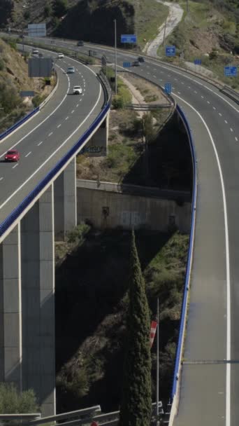 Εθνική οδός πάνω από μια γέφυρα με τα αυτοκίνητα που κυκλοφορούν - Πλάνα, βίντεο
