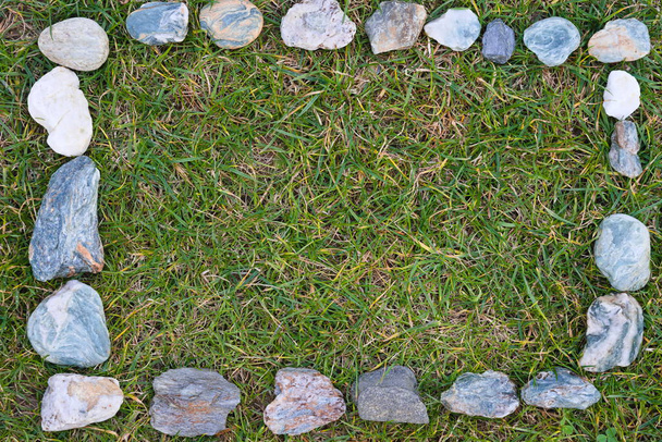 suorakaiteen muotoinen kehys kivistä vihreällä niityllä - tausta - Valokuva, kuva