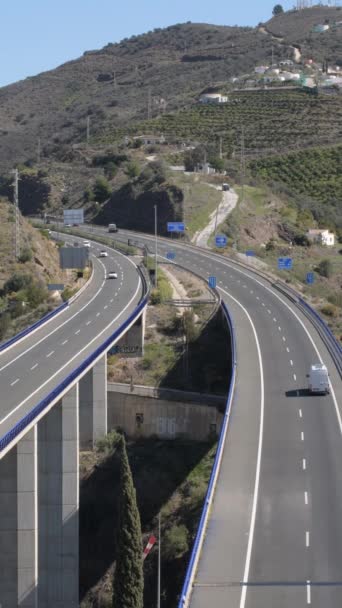Járművek keringenek az autópályán. 2024 / 03 / 09, Torrox, Spanyolország. 4K Függőleges - Felvétel, videó