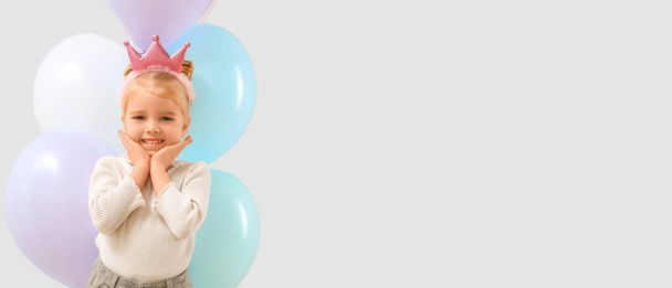 Linda princesita con globos sobre fondo claro con espacio para texto - Foto, Imagen