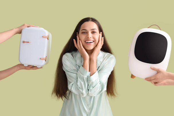 Красивая молодая счастливая женщина и руки с маленькими косметическими холодильниками на зеленом фоне - Фото, изображение