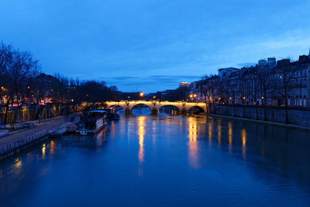 La vista panorámica del puente Ponte Marie sobre el río Sena por la noche, París, Francia. Es uno de los puentes más antiguos de París que data del siglo XVII.. - Foto, imagen