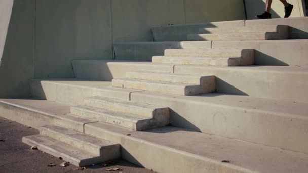 Felnőtt férfi atléta fut le a lépcsőn egy intenzív kardio edzés a városi területen a szabadban. Kardiovaszkuláris állóképességi gyakorlatok, fegyelem és következetesség a 40-es évekbeli férfiak alkalmasságában - Felvétel, videó