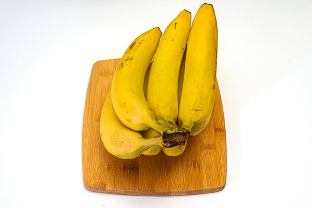 Изображение бананов на белом фоне - Фото, изображение