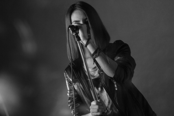 girl singing into a microphone in a studio - Foto, afbeelding