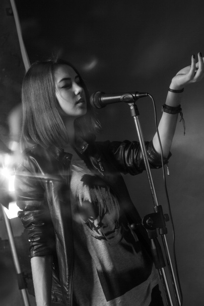 girl singing into a microphone in a studio - Fotografie, Obrázek