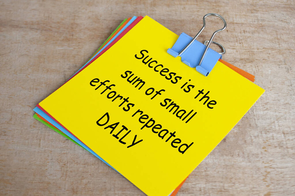 A siker a sárga jegyzettömbön naponta ismétlődő kis erőfeszítések összessége. Bátorítási koncepció. - Fotó, kép