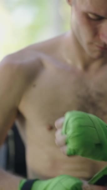 Muay Thai caucasiano lutador ataduras sua mão - FHD Vertical vídeo - Filmagem, Vídeo