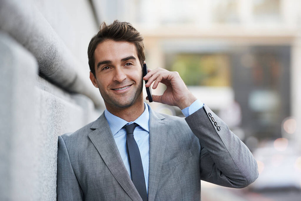 Rechtsanwalt, Outdoor und Mann mit Telefonanrufen in der Stadt zum Klienten mit Netzwerkkommunikation und Kontakt. Anwalt, Lächeln oder Geschäftsmann im Gespräch auf dem Smartphone bei Gericht oder Kanzlei zur Beratung. - Foto, Bild