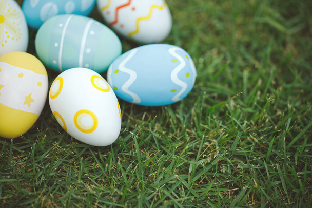 Збірка барвистих великодніх яєць на зеленій траві для святкування Великодня або весни. - Фото, зображення