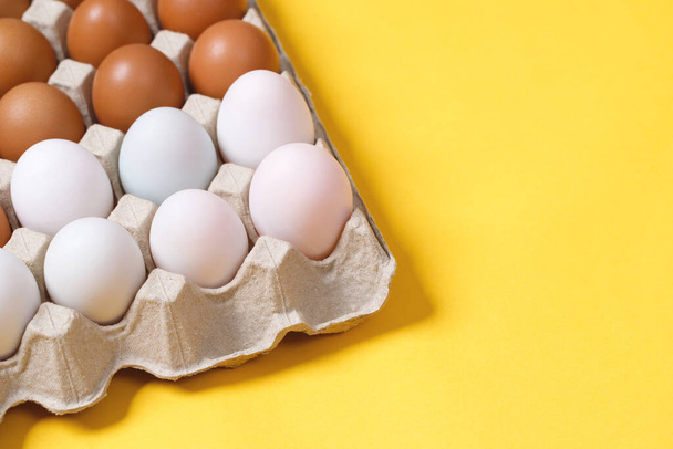 čerstvá kuřecí vejce na prodej na trhu. pozadí vzorku. - Fotografie, Obrázek