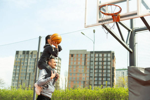Pai feliz e filha adolescente fora na quadra de basquete - Foto, Imagem