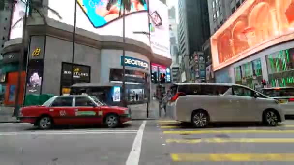 Hong Kong - 2023. december 2.: Emberek sétálnak a Queens Road-on, Közép-Hong Kong - Felvétel, videó
