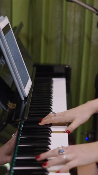 close-up van een mooi meisje zingen met een tulband in haar haar - FHD verticale video - Video