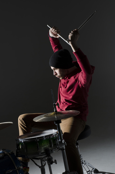 Играет молодой барабанщик
 - Фото, изображение