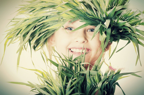 child in grass, smiling - Foto, Bild