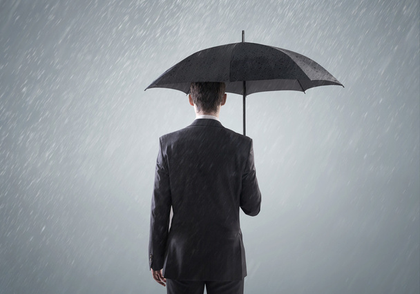 Νέοι, έξυπνη busienssman στέκεται στη βροχή - Φωτογραφία, εικόνα