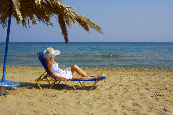 Chica en la playa, isla de Zakynthos
 - Foto, imagen