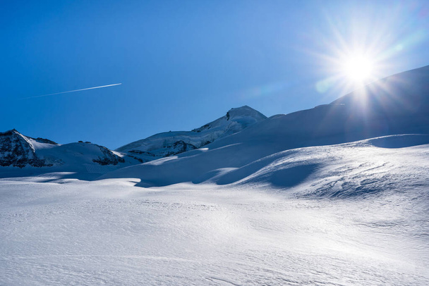 Зимой снег покрыл гору Аллалин, Саас-Фи, Швейцария - Фото, изображение
