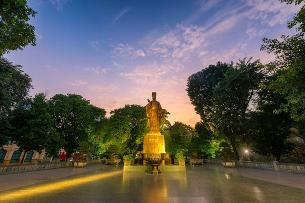 Ly Thai To άγαλμα στο πάρκο κοντά στη λίμνη Sword στο Ανόι, Βιετνάμ. Ly Thai To είναι περισσότερο γνωστή για τη μετεγκατάσταση της αυτοκρατορικής πρωτεύουσας από Hoa Lu σε Thang Long (σύγχρονη Ανόι) το 1010 μ.Χ. - Φωτογραφία, εικόνα