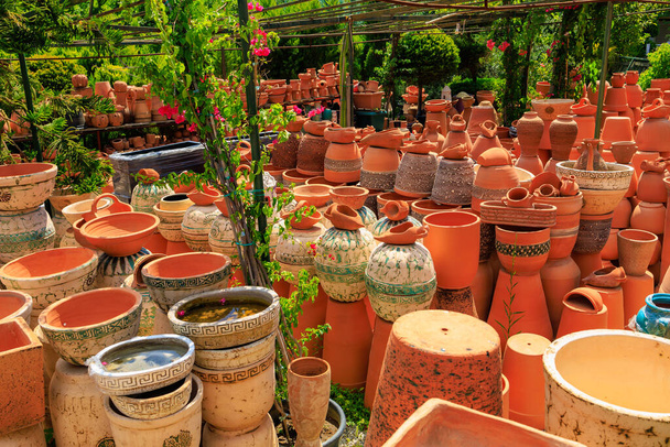 Clay produkty z výroby keramiky. Pozadí s výběrovým zaměřením a kopírovacím prostorem pro text - Fotografie, Obrázek