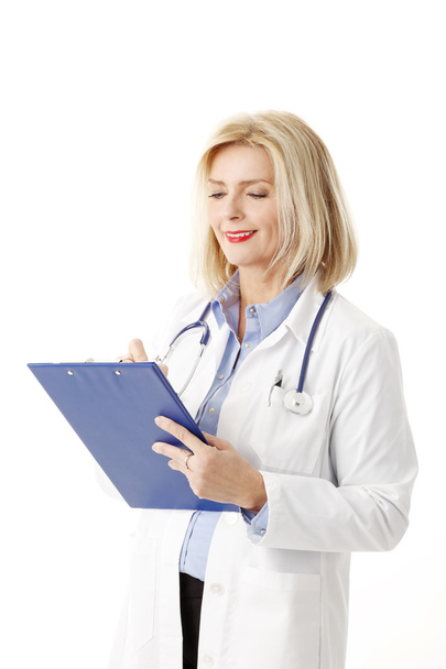 クリップボードを持つ女性医師 - 写真・画像